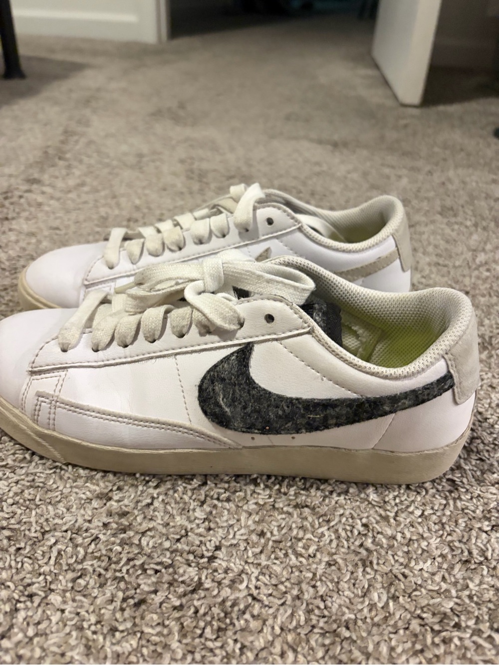 Nike Blazer Low SE Women's Size 7 Wool Pack White Black DA4934-100 - Picture 4 of 8
